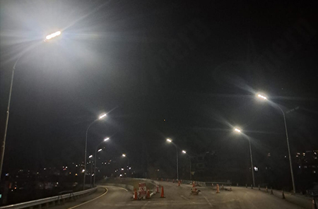 Beleuchtet Nepal mit 60 Sets SLV-120W Solar Street Lights