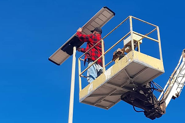 Was ist der Unterschied zwischen solar betriebenen Straßen laternen und konventionellen gitter betriebenen Straßen laternen?